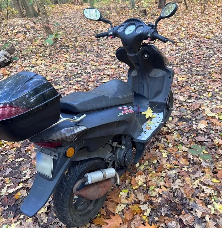 Zagadkowy skuter znaleziony w warszawskim lasku