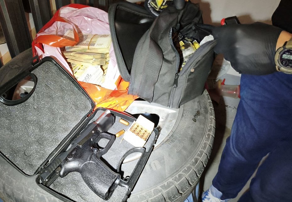 Przechwycono ponad 3 kg narkotykw, bro i niemal milion zotych