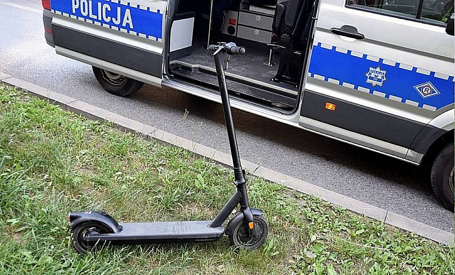 Stra�nicy miejscy pomogli rannemu po wypadku na hulajnodze