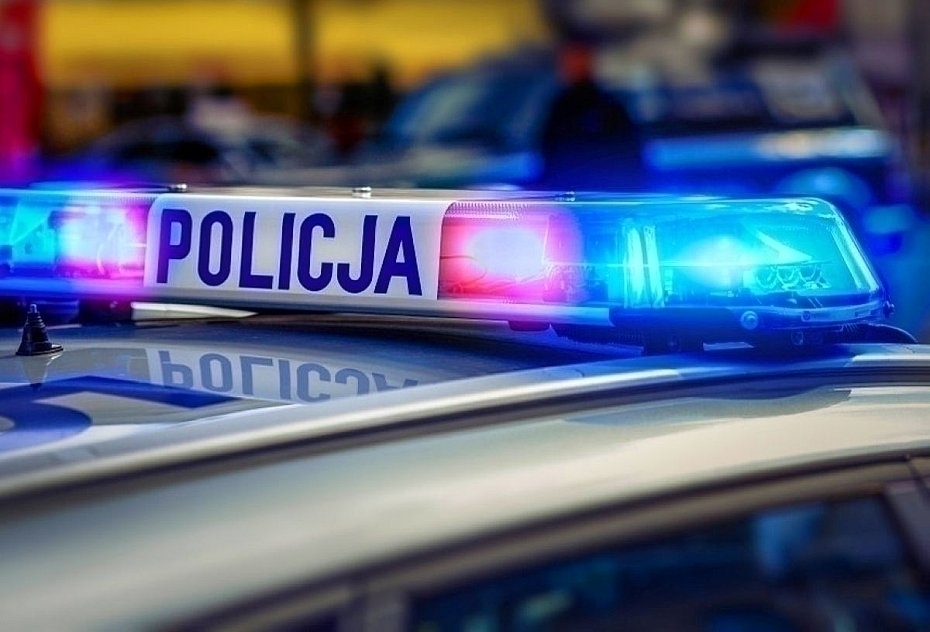 Pijany kierowca bez uprawnie� rozbi� auto na Woli