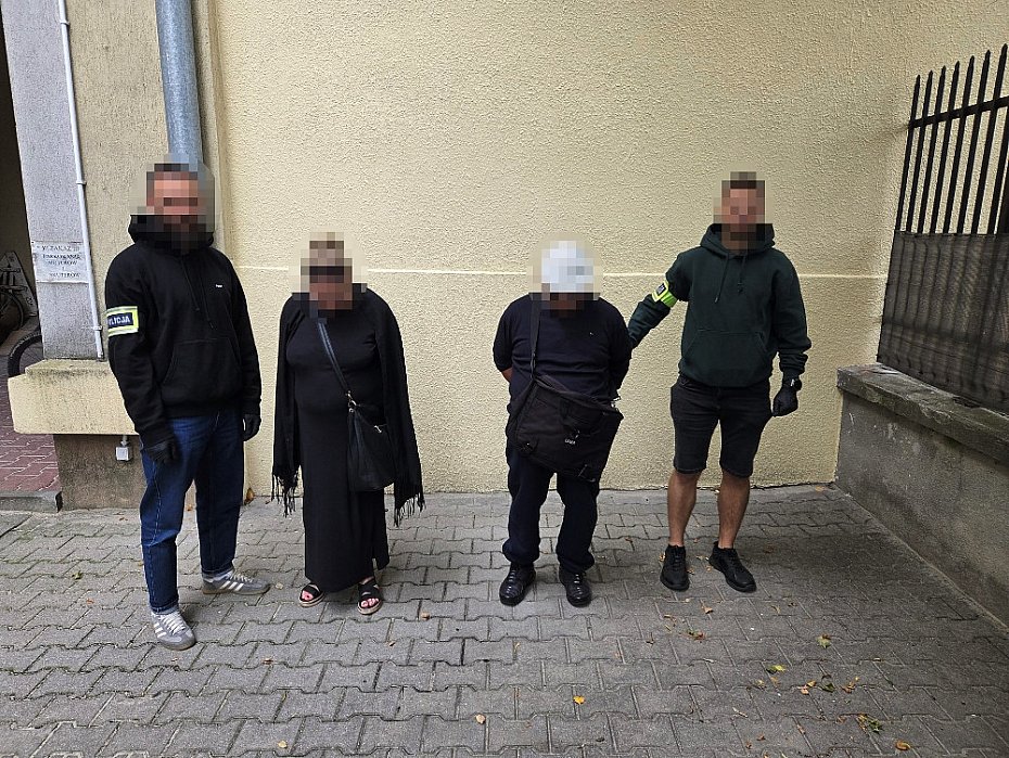 Na bazarze obserwowali kupuj�cych. Policjanci odkryli, jaki mieli plan