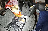Przechwycono ponad 3 kg narkotyków, broń i niemal milion złotych